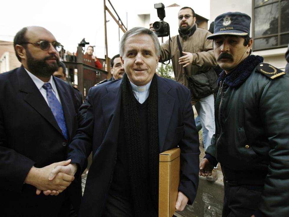 El sacerdote Julio Grassi llega en agosto de 2008 a un juzgado de Morón, cerca de Buenos Aires.