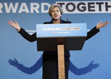 Theresa May quer que empresas paguem mais por estrangeiros contratados