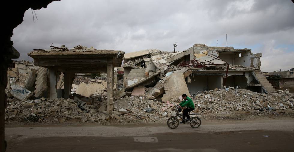 La clave está en el mapa 4 Un niño recorre en bicicleta las ruinas de la ciudad de Douma en Siria.