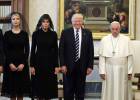 El Papa Francisco posa con el presidente Trump, la Primera Dama Melania Trump y la hija del presidente, Ivanka.