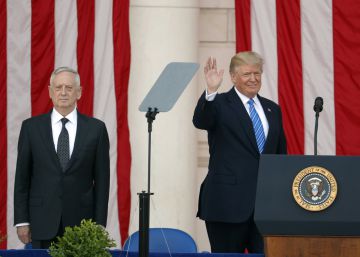 Trump tararea el himno de EE UU y se contonea al son de la música en un acto oficial