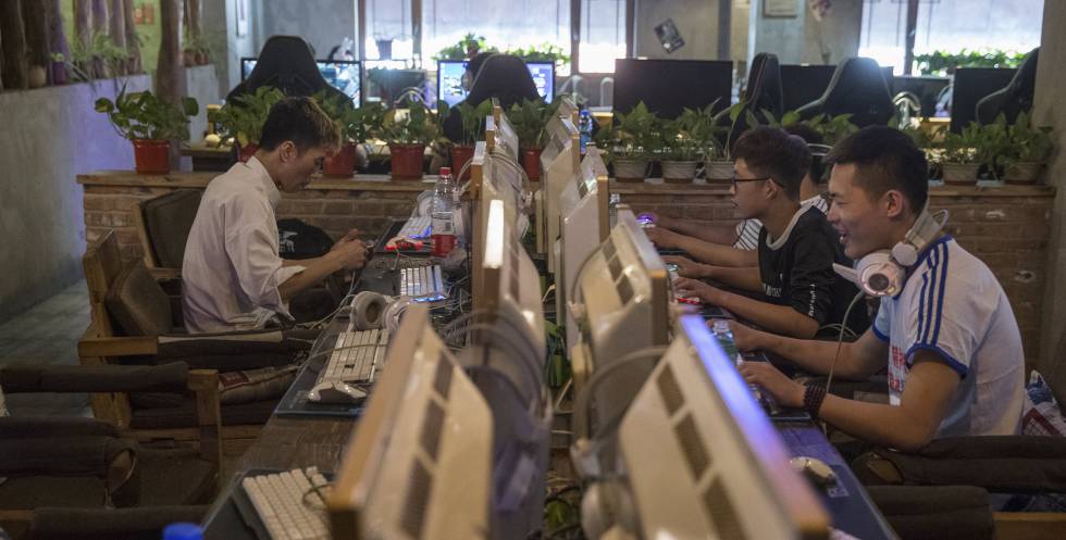 Varias personas navegan por Internet en un cibercafé en Pekín, este miércoles. 