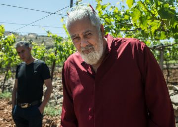Un israelí y un palestino hacen negocios en Hebrón pese a las barreras