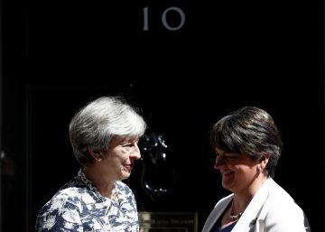 May segella un pacte de Govern amb els unionistes d’Irlanda del Nord