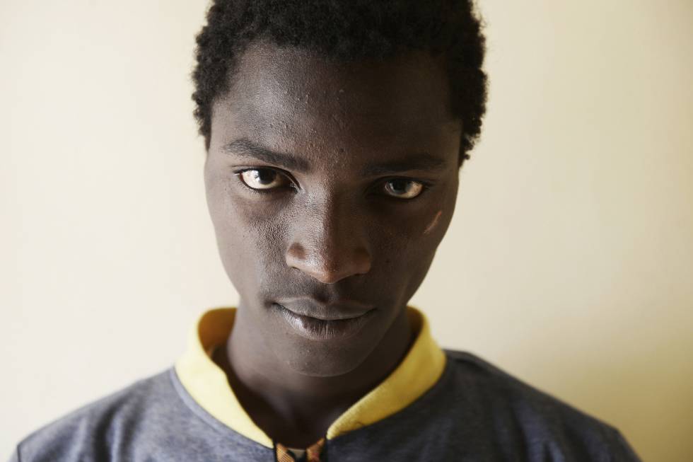 Abou Bacar, nascido em Gambia, foi vendido em um mercado de escravos da cidade libia de Sabha.