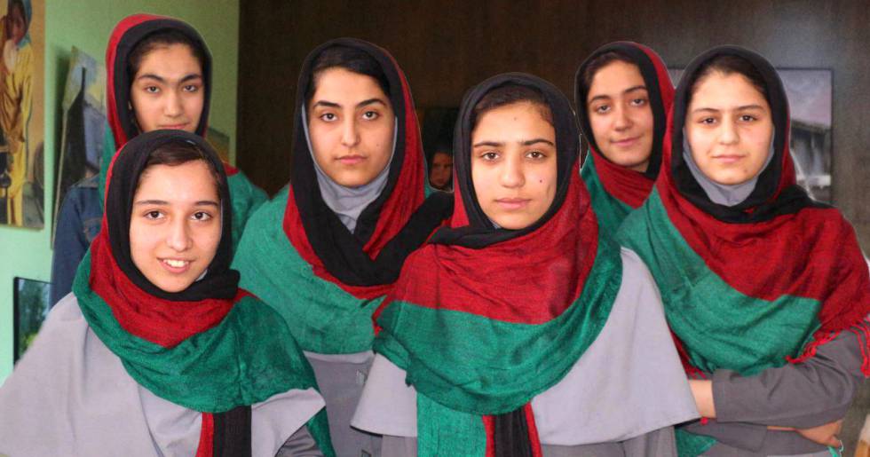 Las seis integrantes del equipo afgano que iba a competir en el First Global Challenge.