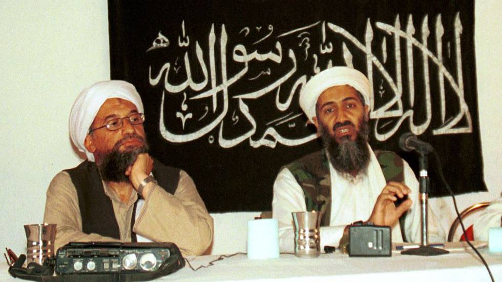 Ayman al-Zawahri, a la izquierda, junto al fallecido líder de Al Qaeda Osama bin Laden, en 1998.