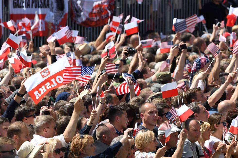 Según las autoridades polacas, más de 15.000 personas siguieron el discurso de Trump en la plaza Krasinski.
