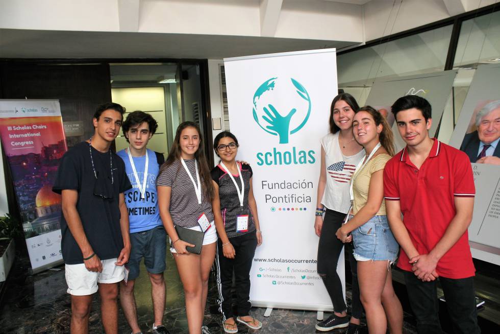 Varios de los voluntarios en el proyecto de la fundación pontificia Scholas Reccurentes en Jerusalén.