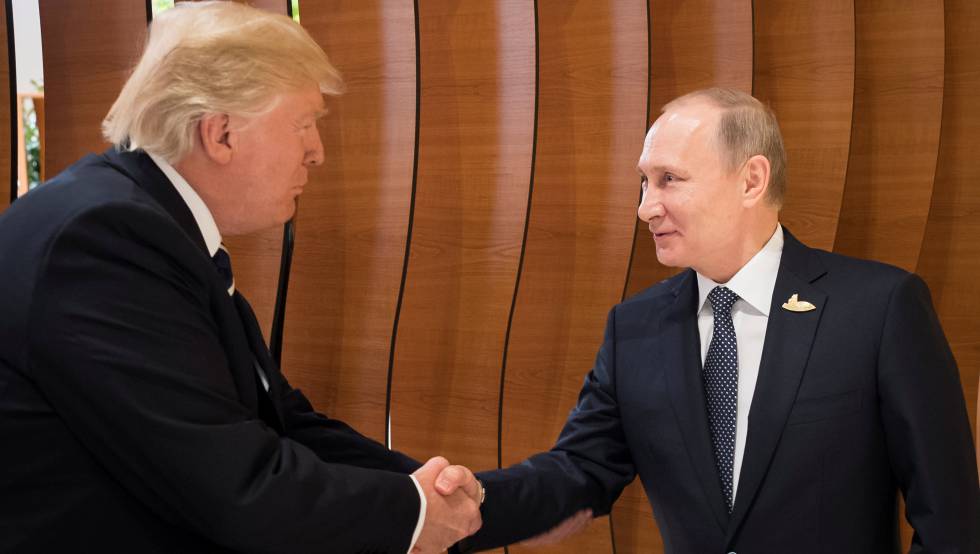 El presidente de EE UU, Donald Trump, se da un apretón de manos con su homólogo ruso, Vladímir Putin, en Hamburgo.