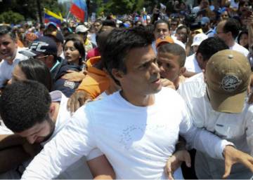 Leopoldo López sale de la cárcel y pasa a arresto domiciliario