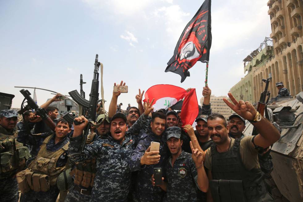 El primer ministro iraquí declara la victoria sobre el ISIS en Mosul 1499598653_103544_1499600317_noticia_normal
