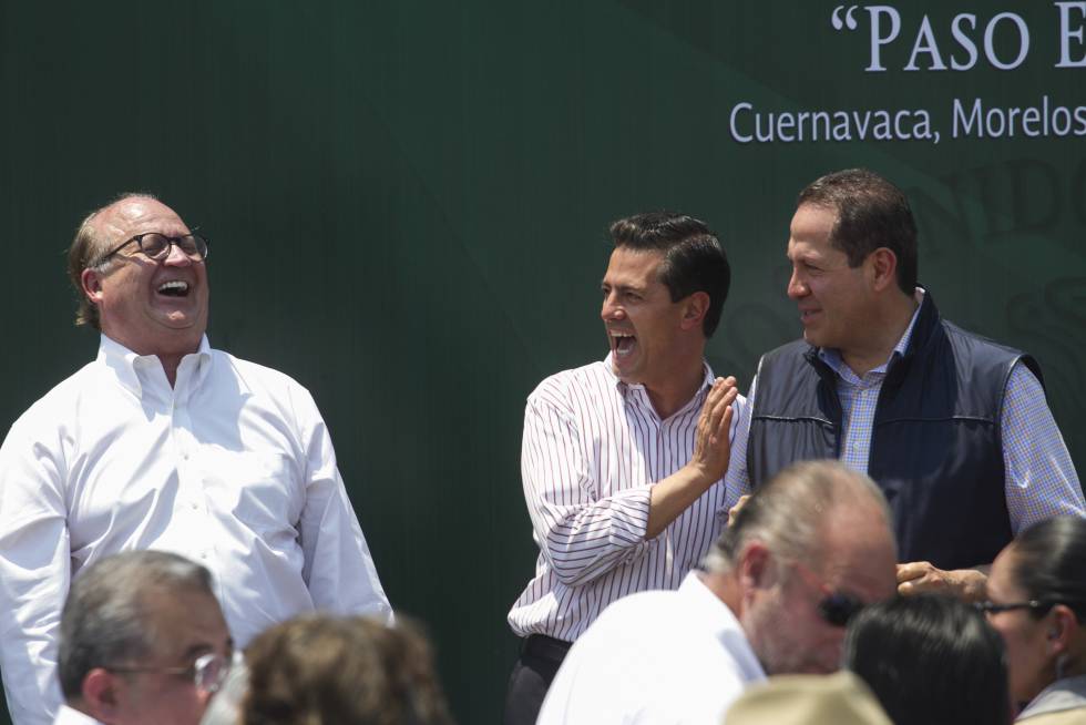 El gobernador de Morelos, Graco Ramírez, se ríe con el presidente Peña Nieto en abril pasado. .