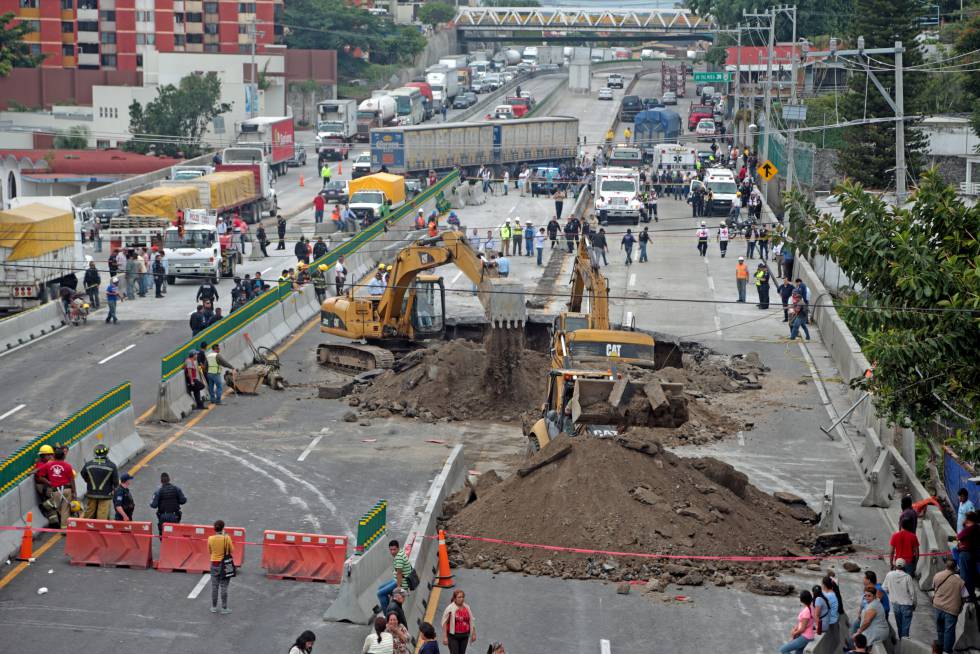 Cuernavaca: Dos muertos por un socavón en una autopista ...