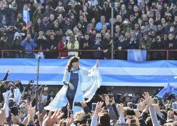 Cristina Kirchner vuelve a la política argentina con un baño de masas