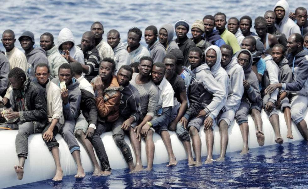 Migrantes en un bote inflable frente a las costas de Libia, en junio de 2016.