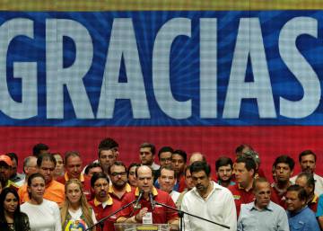 La oposición venezolana anuncia un Gobierno paralelo y huelga general