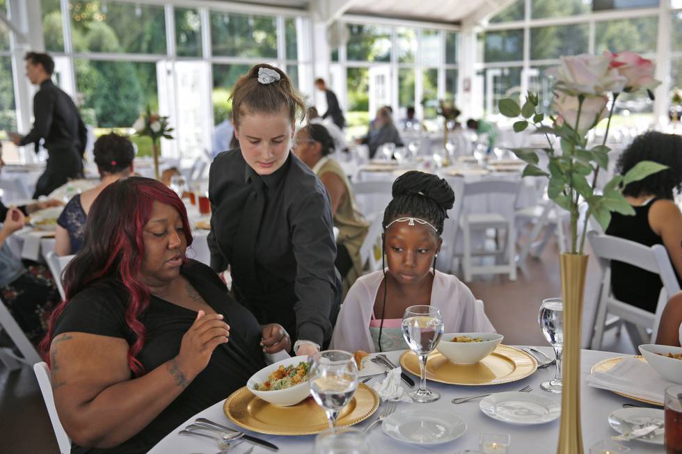 Trishell Crawford y su hija Jacqueline, dos de las invitadas al banquete caritativo.