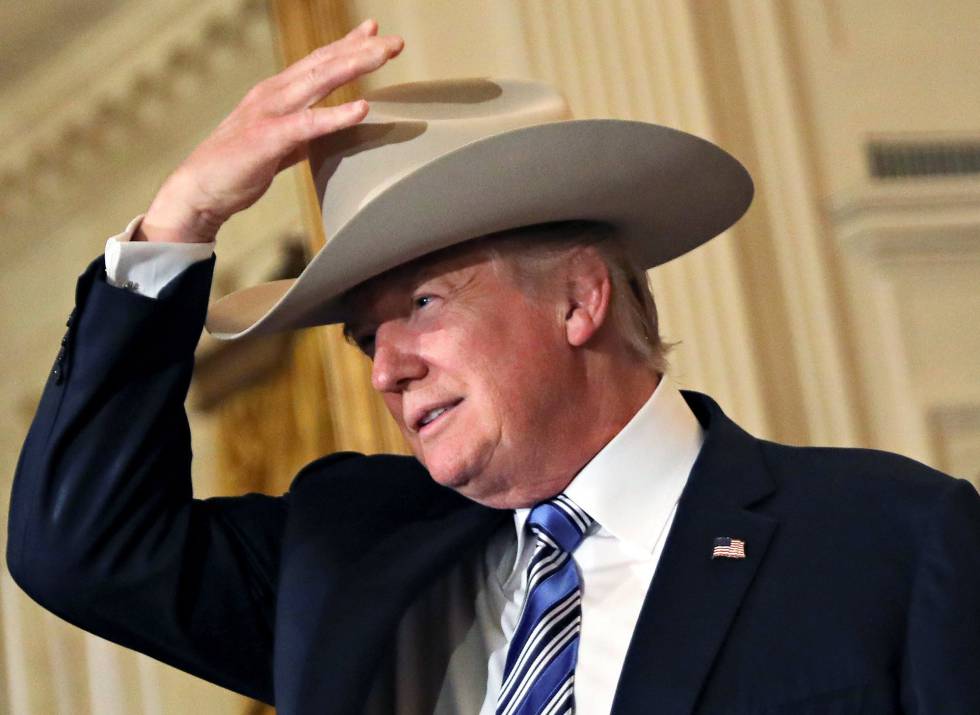 Donald Trump con un sombrero de cowboy en la Casa Blanca.