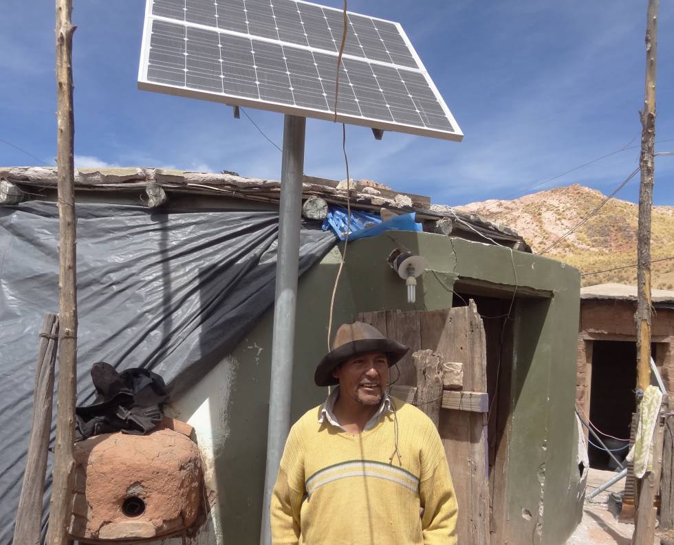 Hugo Zerpa con uno de los paneles solares de su vivienda.