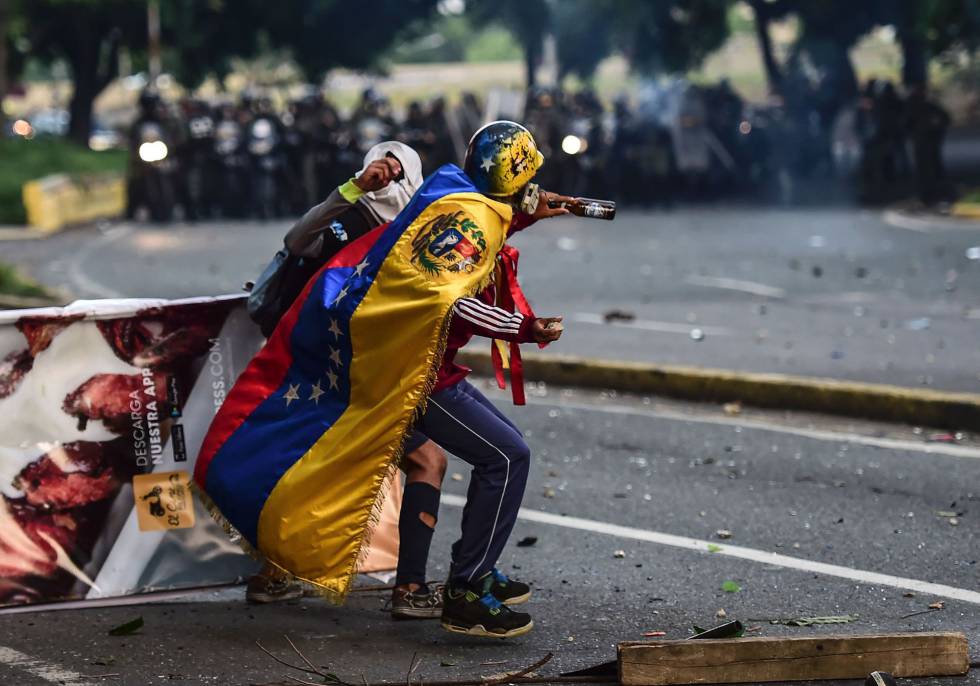 Manifestantes chocan con la policía durante una protesta contra el presidente venezolano Nicolás Maduro, este martes en Caracas.