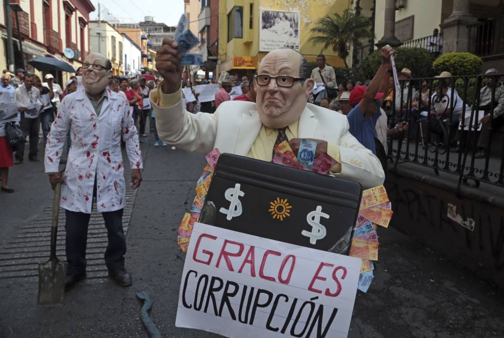 En Morelos, ciudadanos protestaron en contra del gobernador Graco Ramí­rez, a quien acusan de corrupción.