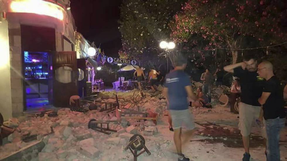 Un bar en la isla griega de Kos tras el terremoto.