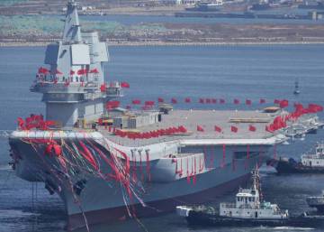 China presenta su primer portaaviones de fabricación nacional