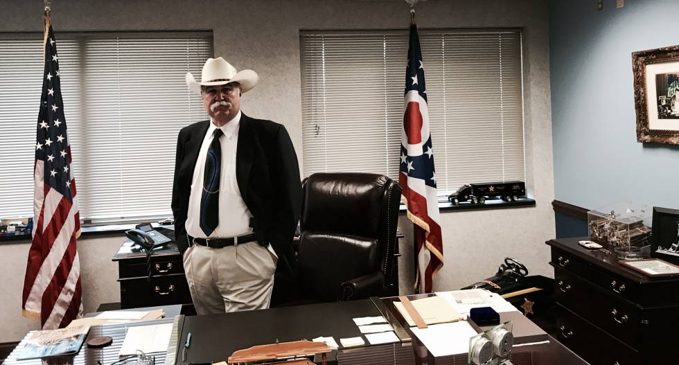 El sheriff Richard K. Jones en su despacho.
