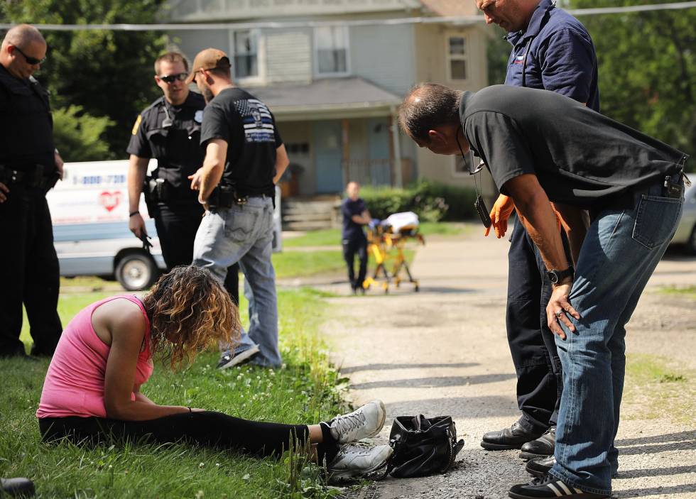 Personal sanitario atiende a una mujer con una sobredosis, en Warren (Ohio)