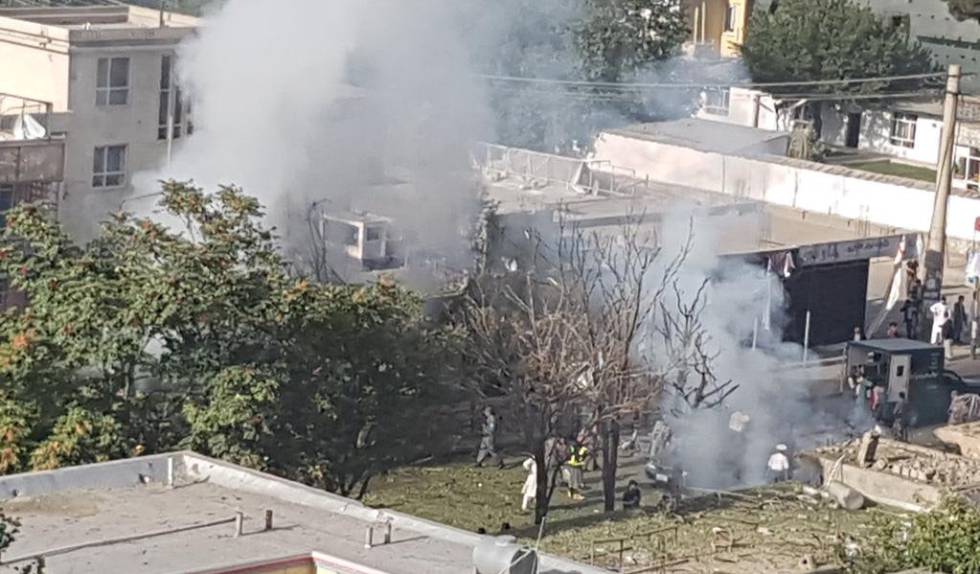 Humo en el lugar donde se ha producido el estallido de un coche bomba en Kabul.