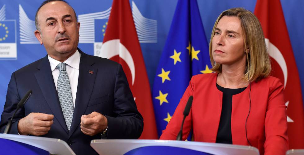Çavusoglu y Mogherini, durante la comparecencia conjunta en Bruselas.