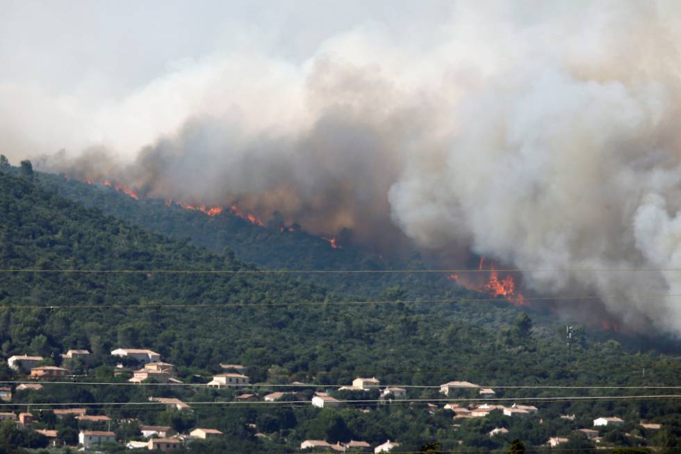 Las llamas y el humo amenazan las viviendas en Seillons, en el departamento de Var.