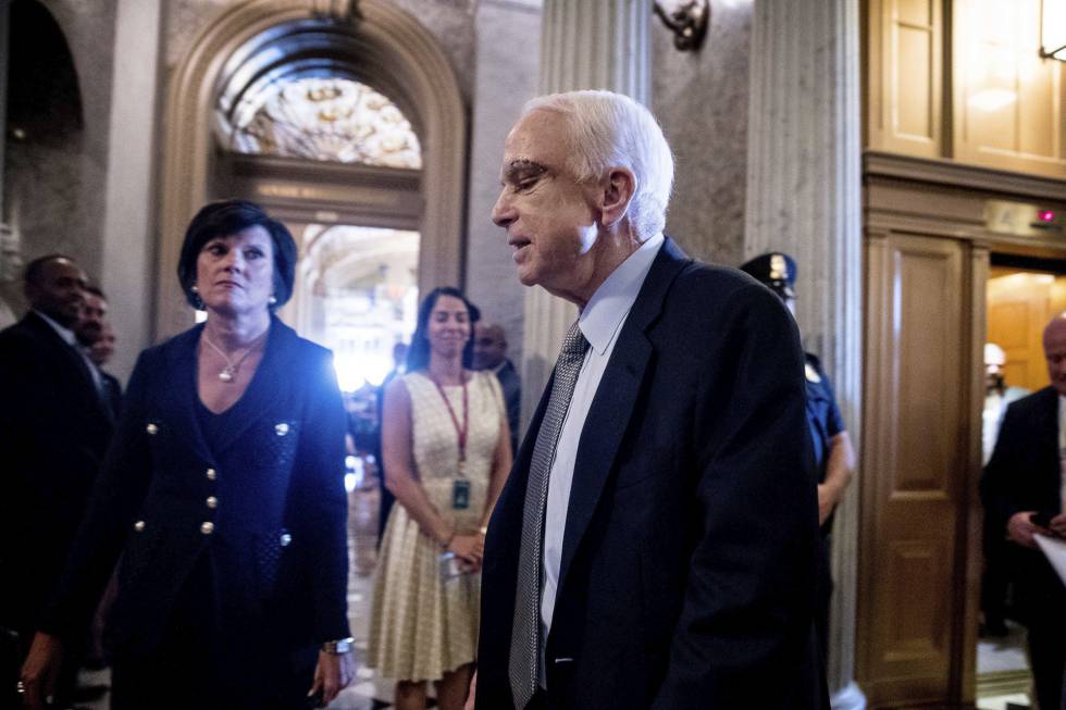 John McCain, a su llegada al Senado.
