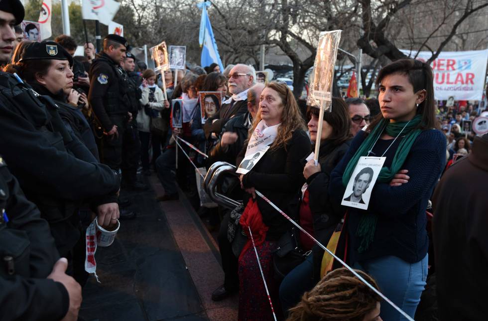 Una multitud esperó frente a los tribunales de Mendoza la condena a cuatro jueces de la dictadura militar argentina.