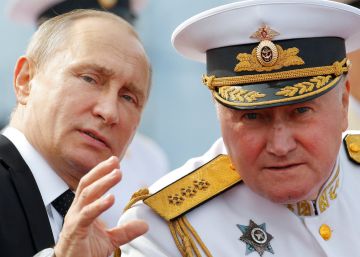 Vládimir Putin habla con el comandante en jefe de la Marina rusa, Vládimir Korolev, hoy en San Petersburgo.