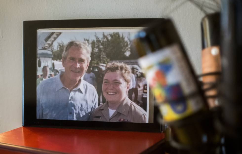 Dremann, quando ainda era mulher, em uma fotografia com o ex-presidente Bush.