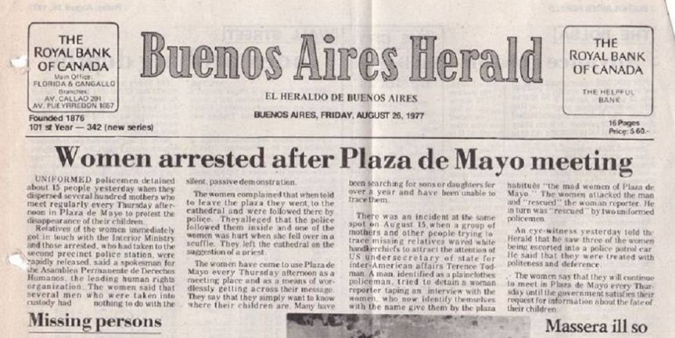 El Buenos Aires Herald denuncia en su portada del 26 de agosto de 1977 la detención de integrantes de las Madres de Plaza de Mayo.
