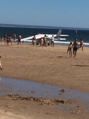 La avioneta que aterrizó en una playa en la que había bañistas