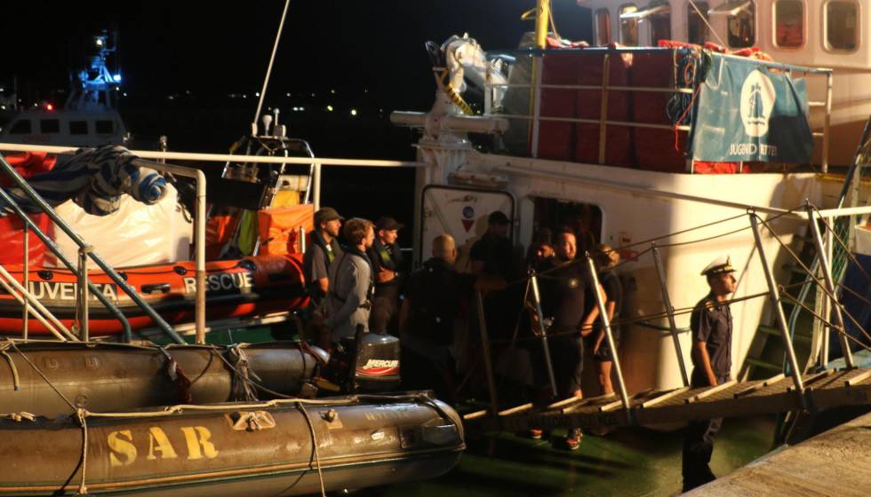 La embarcación Iuventa, de la ONG Jugend Rettet, atracada en el puerto de Lampedusa, este miércoles