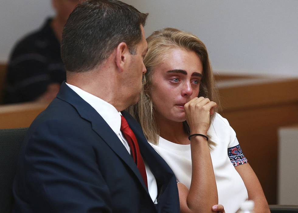 Michelle Carter escucha el veredicto.