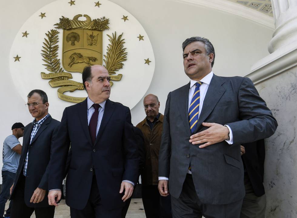 El embajador español en Venezuela, Jesús Silva (derecha), con el presidente de la Asamblea Nacional, Julio Borges. 