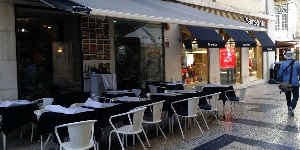 O restaurante apagou o nome do toldo após críticas na internet