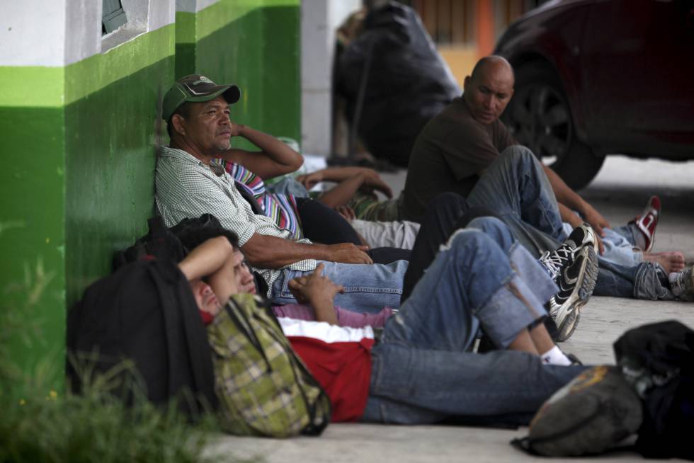 Migrantes centroamericanos esperan en Chiapas el tren que los llevará al norte de México.