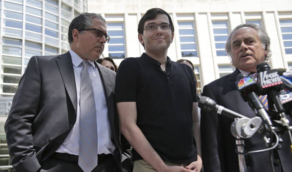 Martin Shkreli junto con sus abogados durante la rueda de prensa de este sábado posterior al veredicto del tribunal. 