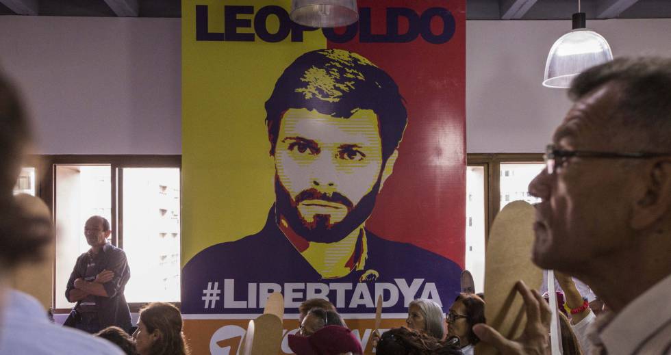 Un grupo de personas exige la libertad de Leopoldo López.