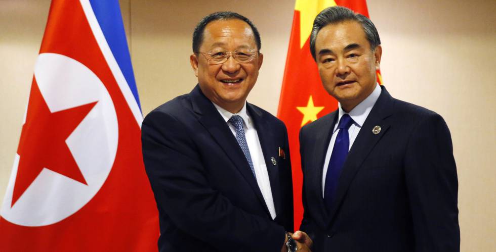 El ministro de Exteriores de Corea del Norte, Ri Yong-ho, junto a su homólogo chino, Wang Yi.