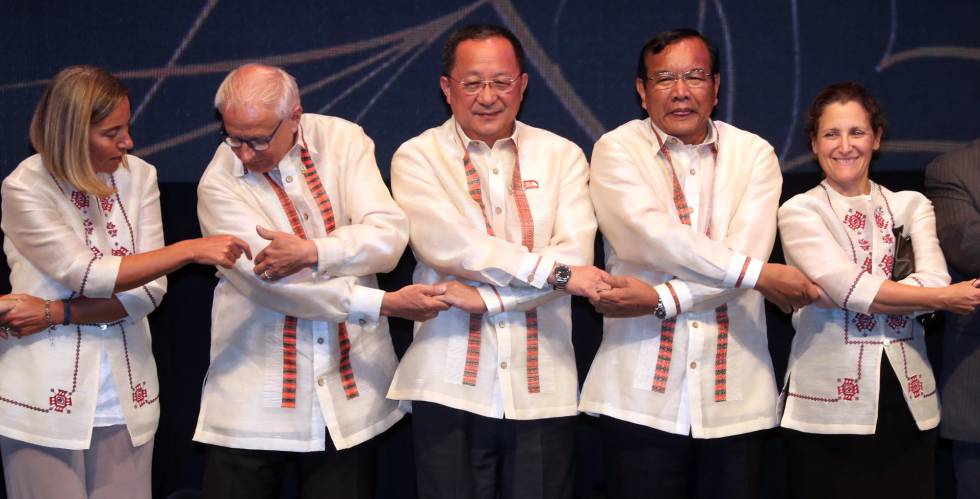 El ministro de Exteriores norcoreano, Ri Yong-ho (centro), junto a varios de sus homólogos en el foro de seguridad de la ASEAN.