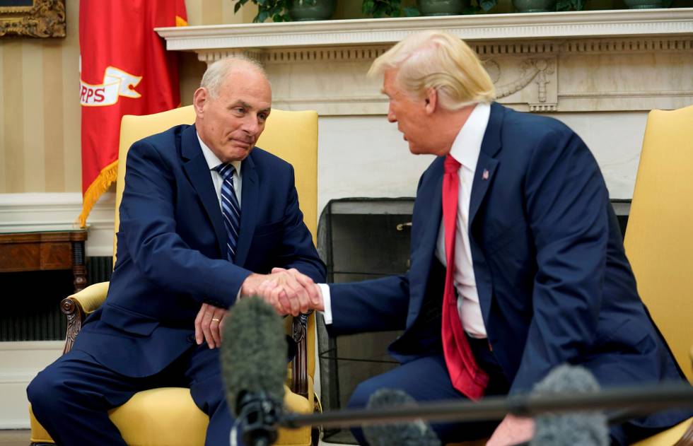 El general John Kelly saluda a Donald Trump la semana pasada.