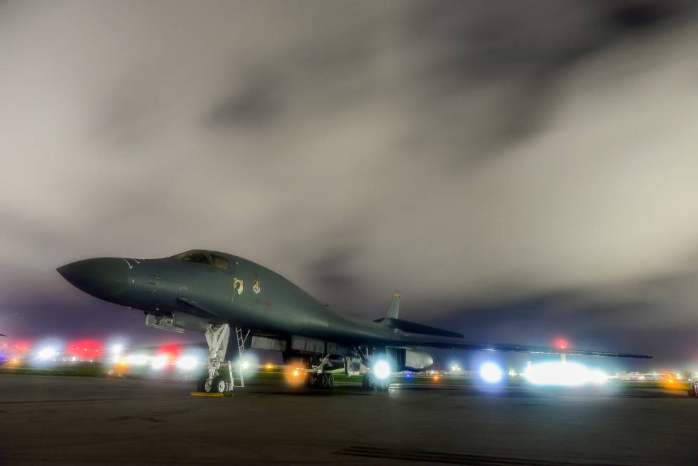 Un bombardero despega de la base Anderson, en Guam.